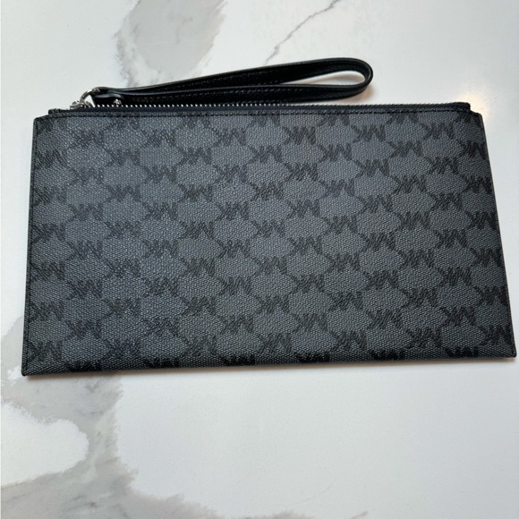 Michael Kors wristlet - Picture 5 of 5